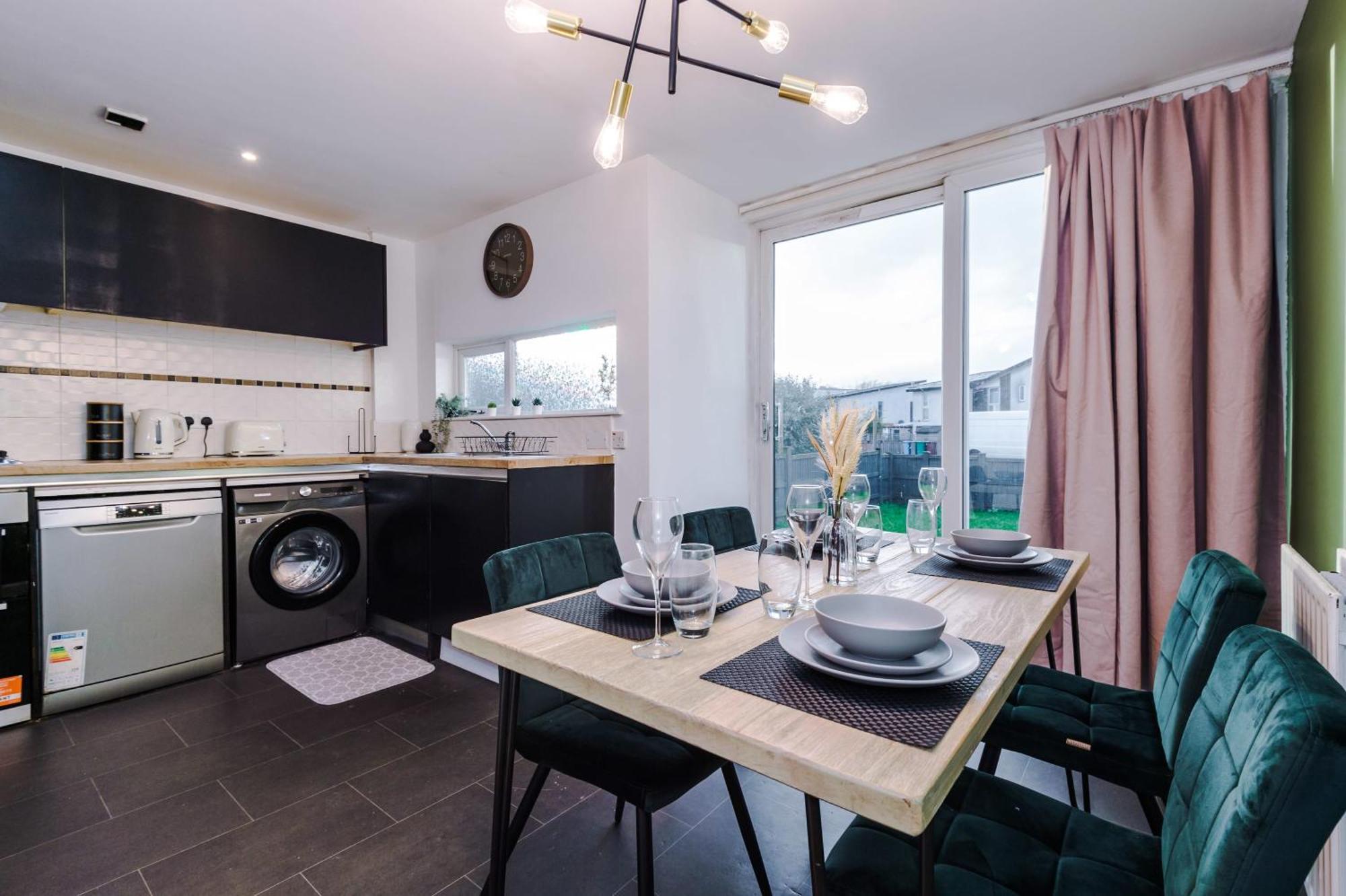 Rest&Recharge At A Spacious Townhouse By The Etihad Villa Manchester Exterior photo